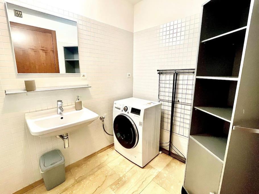 Apartament Entire Apartment, Near Clarion, O2 Arena, Metro 3 Min, Easter Market In Center 15 Min *