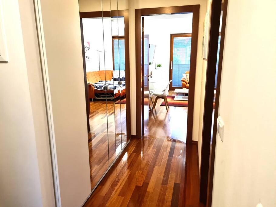 Entire Apartment, Near Clarion, O2 Arena, Metro 3 Min, Easter Market In Center 15 Min * 布拉格