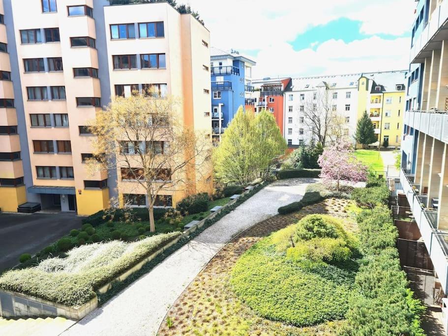 Entire Apartment, Near Clarion, O2 Arena, Metro 3 Min, Easter Market In Center 15 Min 公寓 *